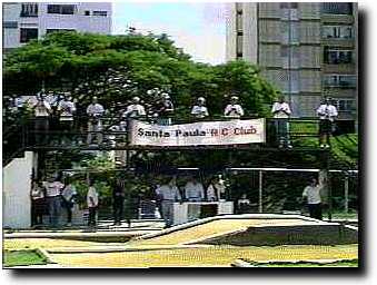 Pilotos en acción sobre la Tarima
